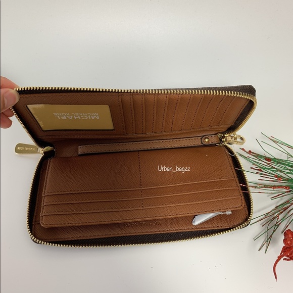 Michael Kors Jet Set Travel Large Wallet - Picture 5 of 8